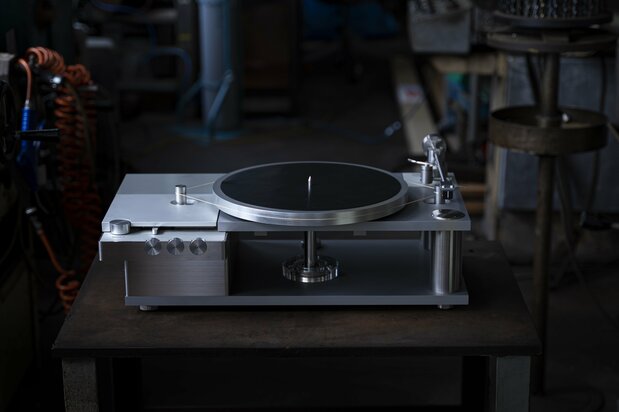 The AP-0 analog turntable. (© Yuki Precision Co., Ltd.) 