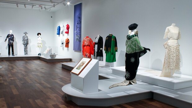 2018年にニューアーク美術館で開催された「Kimono Refashioned」展の会場風景 ©Mike Peters