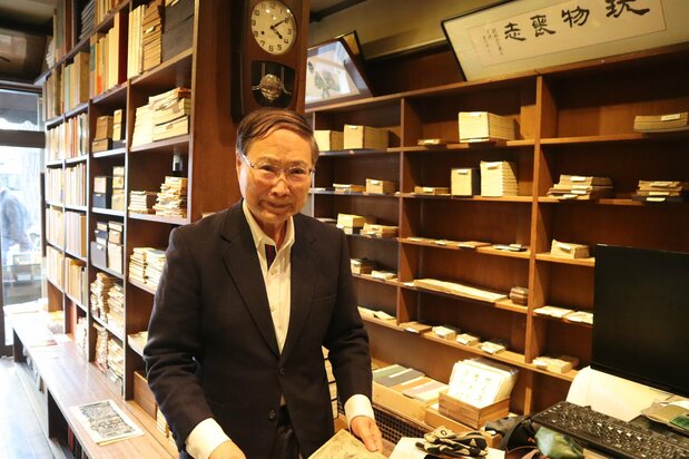 Hashiguchi Kōnosuke is the second-generation owner of the Seishindō bookstore in Jinbōchō, Tokyo, dealing with traditional books and calligraphy. After working in publishing, in 1974 he took a position at the store founded by his father-in-law, succeeding him as manager in 1984. He has written a number of books connected with traditional books, including Wahon e no shōtai (An Invitation to Japanese Books). (© Nippon.com)