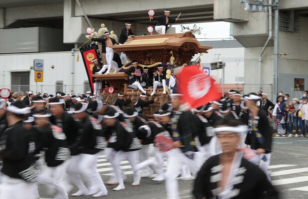 A float speeds past. (© Jiji)