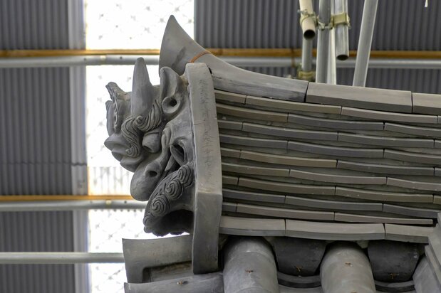 This onigawara ridge-end tile dating from the Muromachi period (1333–1568) bears the name and age of its maker and its production date. (© Kinoshita Kiyotaka)