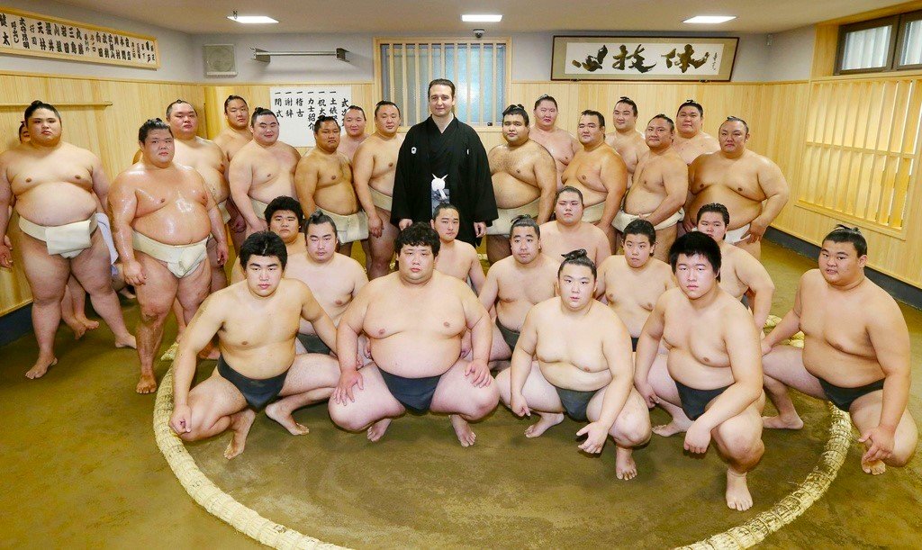 鳴戸部屋の部屋開き（2019年6月）で弟子たちや一門の関取衆らと記念撮影をする、ブルガリア生まれ、元大関・琴欧州の鳴戸親方（中央）。日本国籍を取得して年寄名籍を取得し、師匠となる親方も増えている（東京都墨田区） 共同