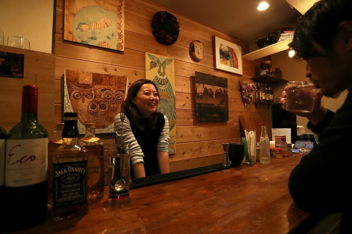 美樹さんお手製の作品を眺めながら、会話とお酒を楽しむ
