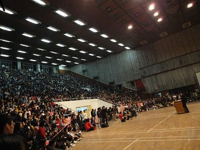 加藤在武汉大学挤满听众的会场讲演