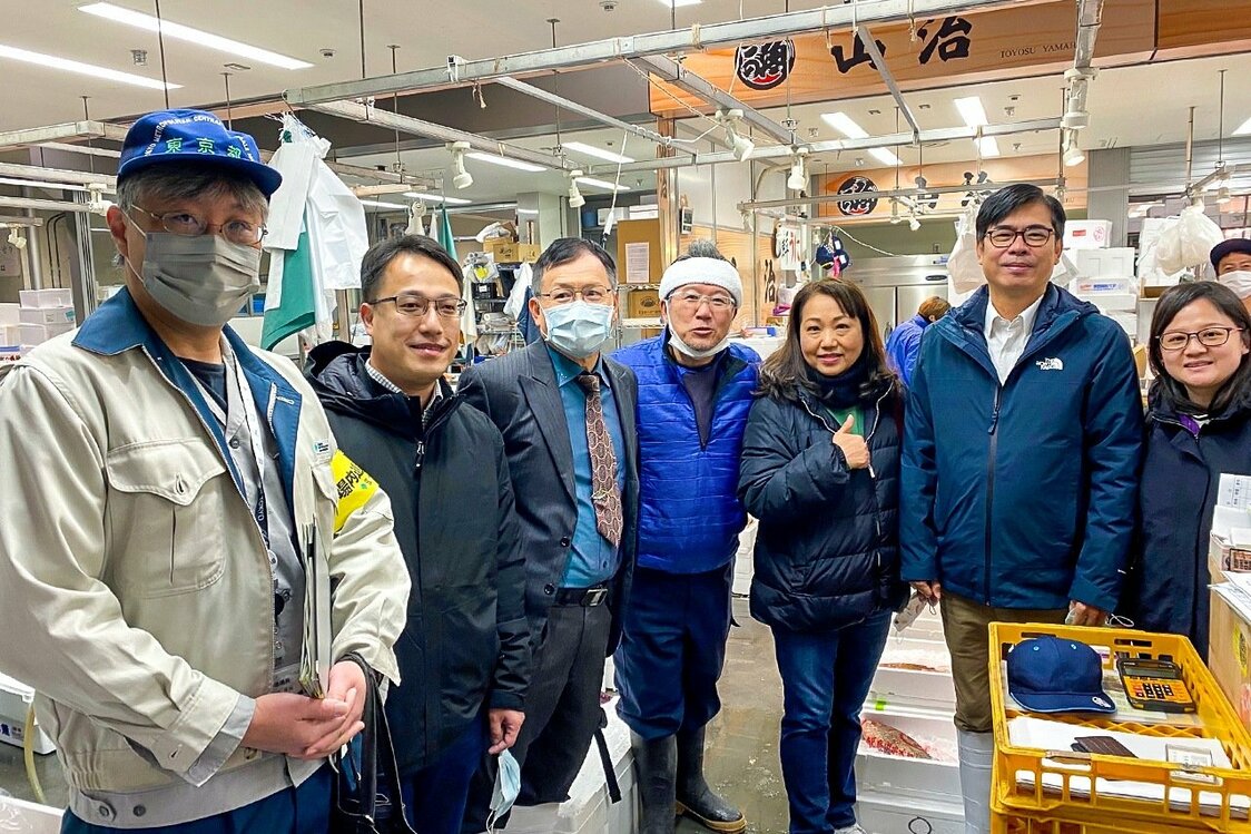 2022年12月、豊洲市場を訪れた陳其邁市長（右から2人目）と水産業者（高雄市提供）