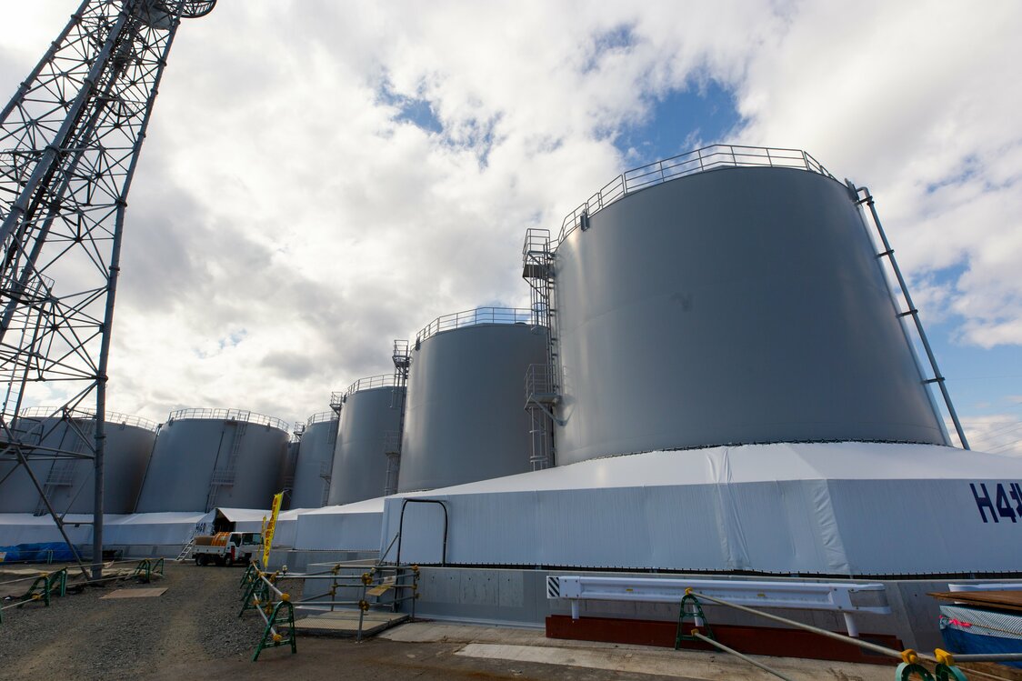 処理水を保管する鋼鉄製のタンク。タンクの周囲には二重の堰（せき）を巡らせるなどして、万が一の漏えいに備えている