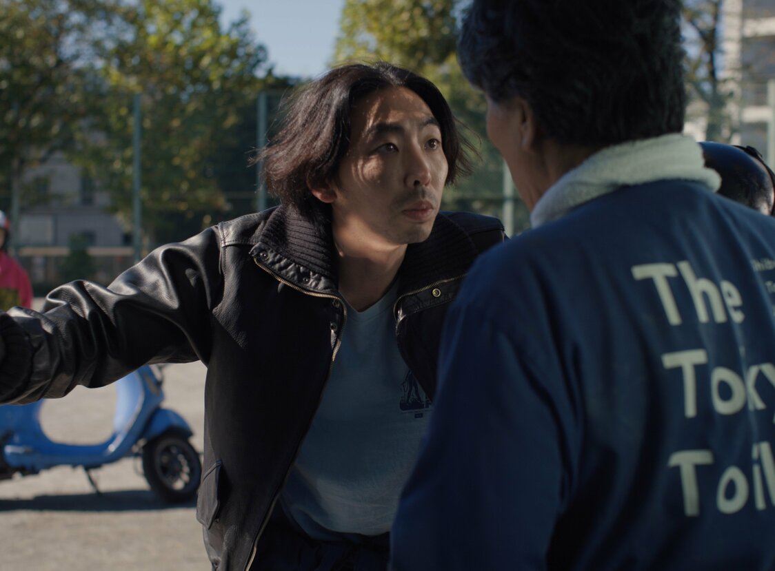 平山の同僚タカシ（柄本時生）はイライラさせる態度の若者だが、意外な一面もあった　©2023 MASTER MIND Ltd.
