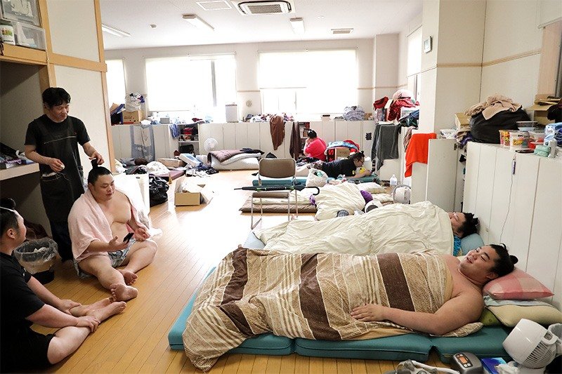 Después de comer es la hora de la siesta. Los luchadores disfrutan de tiempo libre hasta la cena, excepto cuando les toca encargarse de la limpieza, la colada o la cocina.