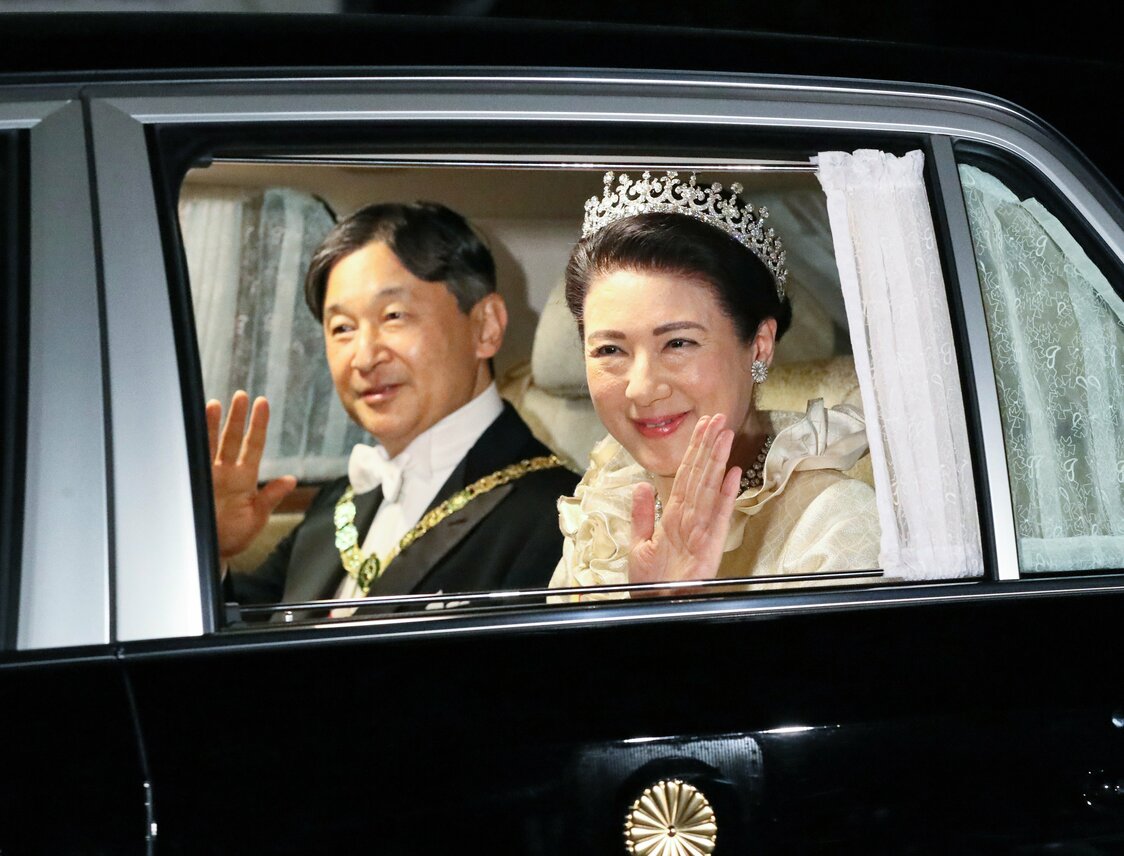 Emperor Naruhito and Empress Masako leave the Akasaka Estate for the evening banquet at the Imperial Palace. (© Jiji)