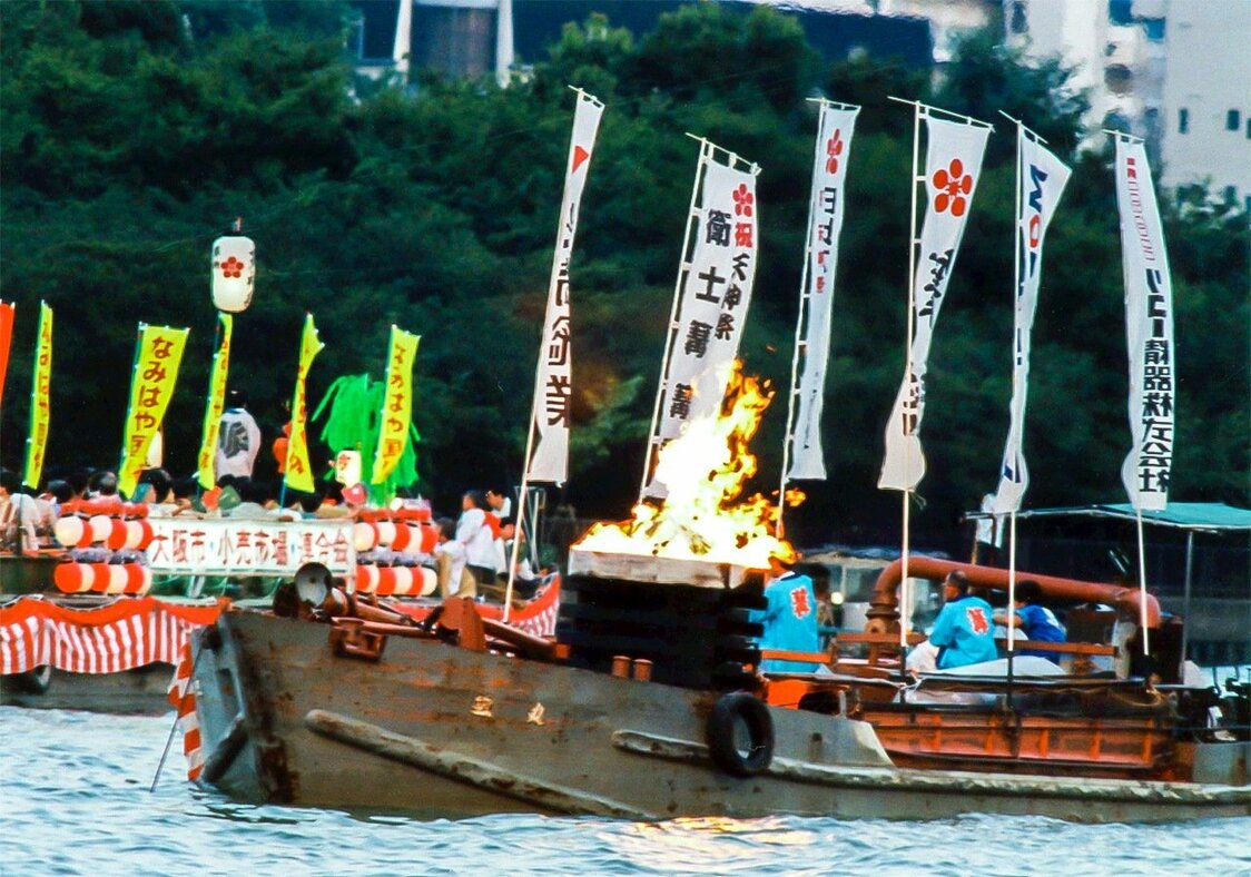 天神祭の船渡御（PIXTA）