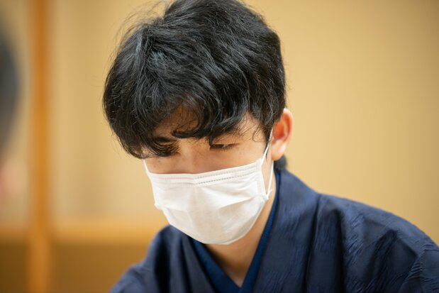 棋聖戦第2局で初めての和服で臨み、2連勝となった藤井聡太七段。東京都渋谷区の将棋会館にて［代表撮影・日本将棋連盟］　時事