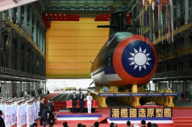 2023年9月底,臺灣首艘自製的潛艦「海鯤號」正式下水,未來高雄左營軍港也會是經濟安保上重要的戰略港口(高雄市政府提供)