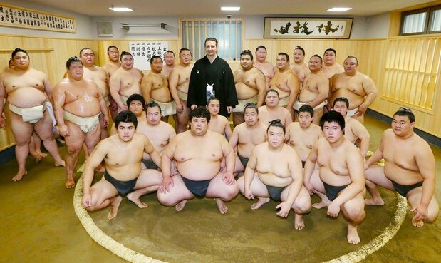 鳴戸部屋の部屋開き(2019年6月)で弟子たちや一門の関取衆らと記念撮影をする、ブルガリア生まれ、元大関・琴欧州の鳴戸親方(中央)。日本国籍を取得して年寄名籍を取得し、師匠となる親方も増えている(東京都墨田区) 共同