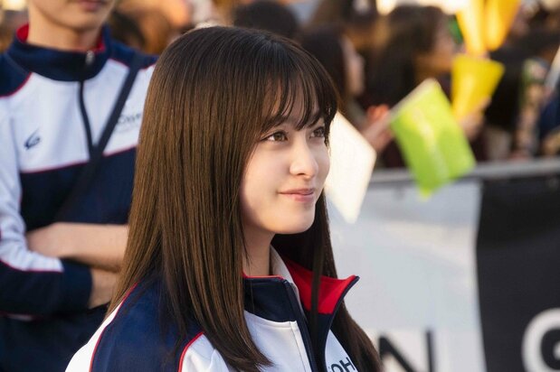 Kanzaki Miki (Hashimoto Kanna), la única chica del club de ciclismo. ©2020 Comité de producción de Yowamushi pedal ©Watanabe Wataru (Akita Shoten) 2008