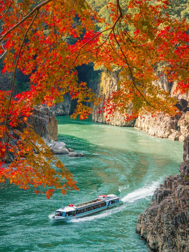 紅葉の瀞峡を進むウォータージェット船 写真提供:公益社団法人 和歌山県観光連盟
