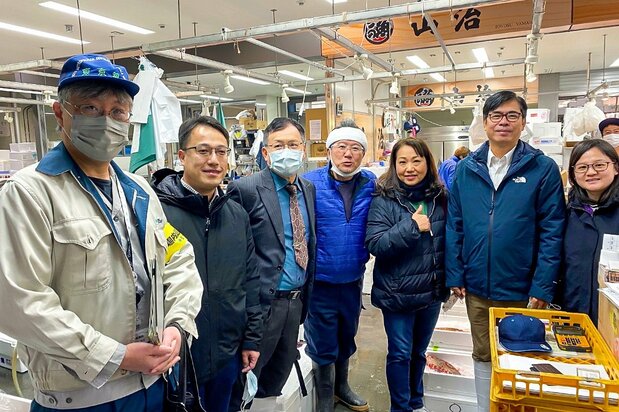 陳其邁市長於2022年12月造訪豐洲市場,並與當地水產品業者合影。(高雄市政府提供)
