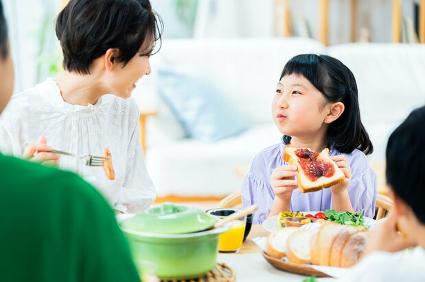 主婦世帯が減り、朝は多忙な時間帯になっている。米飯ではなく、パン食の朝食が増えている（PIXTA）