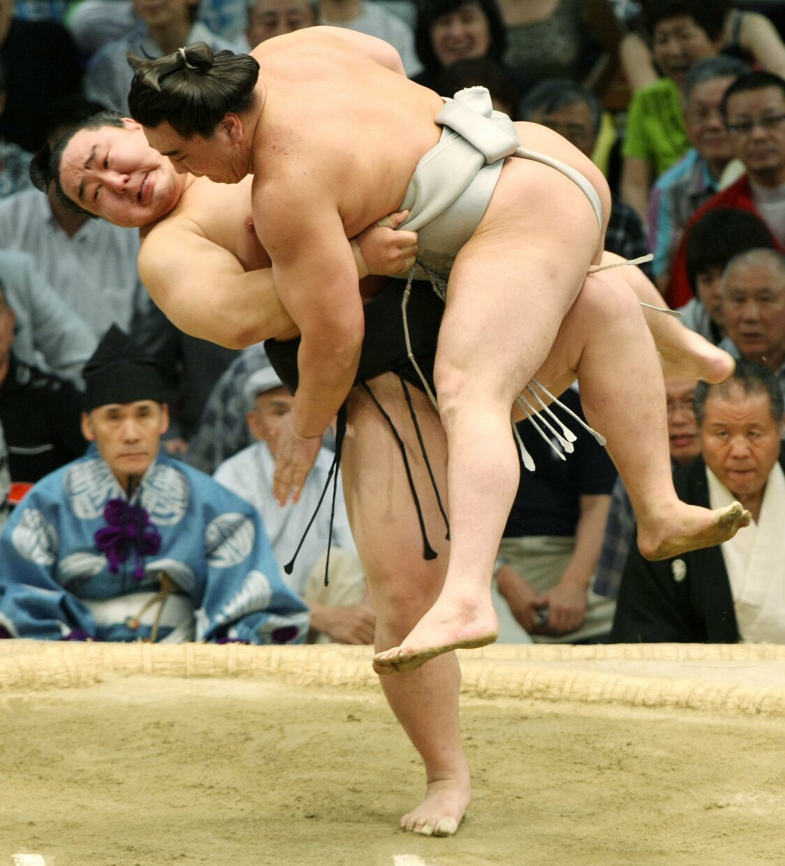 2009年名古屋場所、朝青龍（左）は左足を跳ね上げ、その上に日馬富士を乗せるようにしながら左上手から櫓投げを決めた。取組後、「モンゴル相撲のタタフという技と同じ。前からやろうと思っていた」とコメントした。時事
