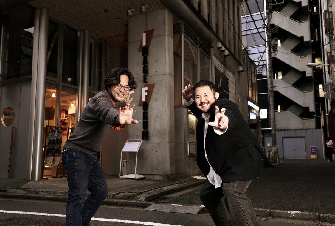 出演後に亡くなった首里劇場・金城政則館長にオマージュを捧げる琉球ハブ拳のポーズ