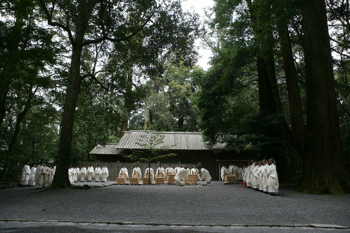 12月17日　12月的月次祭。在内宫忌火屋殿前的祓禊所，装有神馔的唐柜（带有4-6条腿的大木箱——译注）和神职人员接受祓除仪式