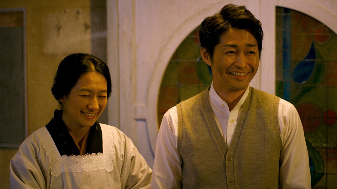写真館を営むミドリの父（安田顕・右）と母（片岡礼子）　©2021 リング・ワンダリング製作委員会
