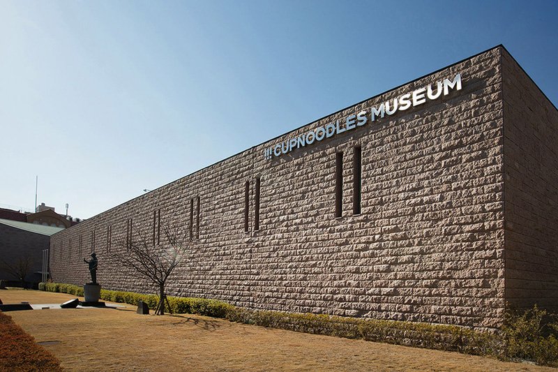 Esta moderna estructura de piedra alberga el museo. Está gestionado por la Fundación Andō para la Promoción del Deporte y la Cultura Alimentaria establecida por el propio Andō con su capital privado.