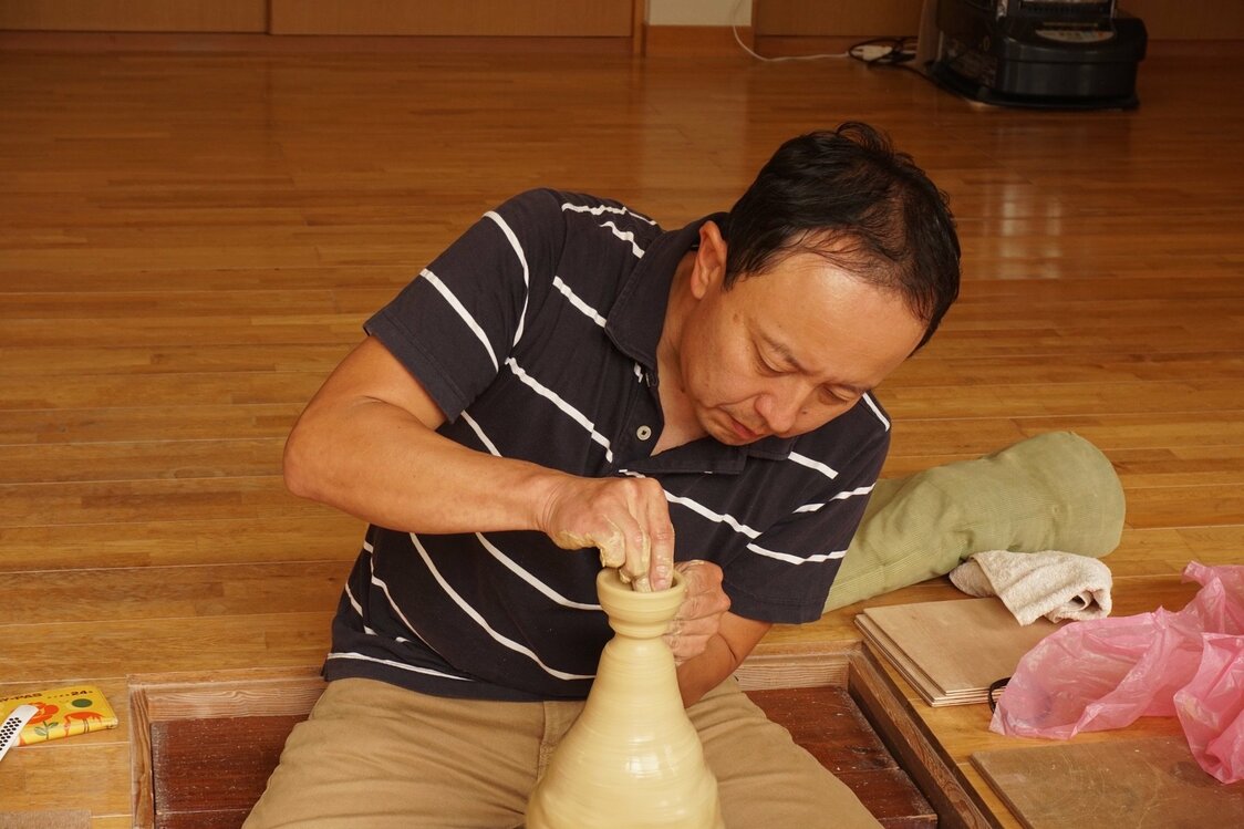 ろくろを使って作陶する波多野英生さん