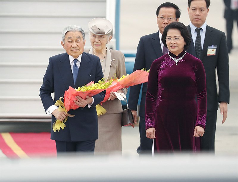 El Emperador Akihito y la Emperatriz Michiko en el Aeropuerto Internacional de Noi Bai en Hanoi, Vietnam, el 28 de febrero de 2017. Son recibidos por el vicepresidente de Vietnam Dang Thi Ngoc Thinh (a la derecha). (© Jiji)