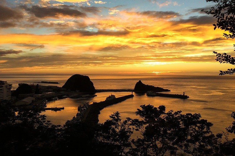La paleta de colores de la naturaleza puede verse al completo a medida que el sol se esconde bajo el horizonte.