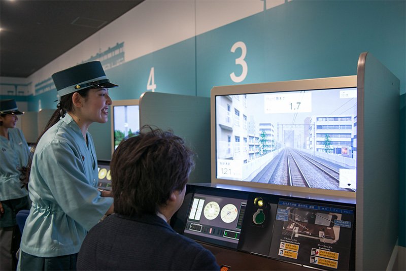 シミュレーターは、係員に操作を教わりながら運転を体験できる。カーブなどで速度を調整しつつ、駅の指定位置で停止するのは、なかなか難しい