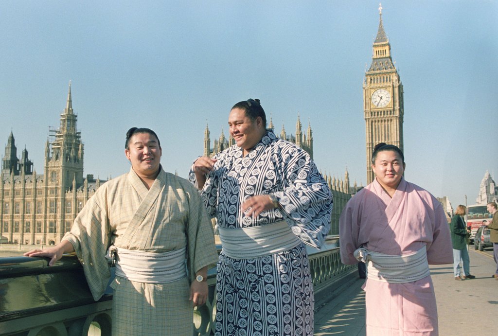 1991年10月の大相撲ロンドン公演には後に角界を代表する力士となる若手も登場した。市内を観光する当時の若花田、曙、舞の海（左から）＝共同