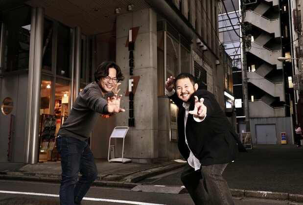 出演後に亡くなった首里劇場・金城政則館長にオマージュを捧げる琉球ハブ拳のポーズ