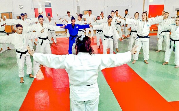 The author coaches jūdōka at a training camp for the French national team at a training center in Marseilles in 2016. (Photo courtesy of Mizoguchi Noriko)