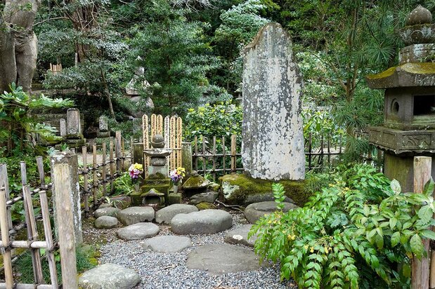 妙本寺の一幡之君袖塚。焼け跡から見つかった一幡の小袖の一部が埋められたという（筆者撮影）