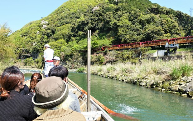从新保津大桥附近到渡月桥前，路程大约16公里，需要花费1小时30分到2小时的时间。有时候还会和小火车（右）“并驾齐驱”（摄影：天野久树）