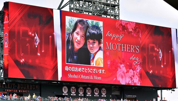 母の日に球場の電光掲示板に映し出された、少年時代のエンゼルス・大谷翔平と母・加代子さんの写真＝2021年5月９日、エンゼル・スタジアム　時事