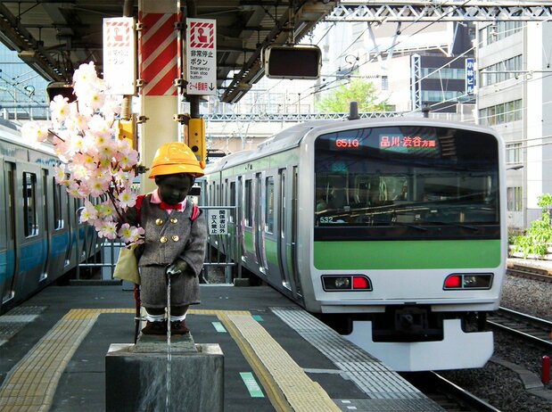 毎月26日の衣装替えを楽しみに撮影にやってくるファンもいる(PIXTA)