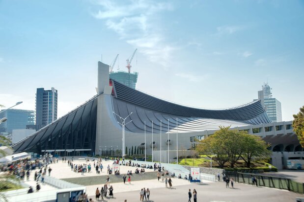 国立代々木競技場 第1体育館。渋谷の坂を登り切った丘の上に、明治神宮の森を背にして立つスポーツの殿堂。1964年竣工=東京都渋谷区(PIXTA)