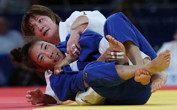 決勝の試合で果敢に技をかける角田夏実選手（ロイター）