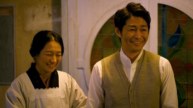写真館を営むミドリの父(安田顕・右)と母(片岡礼子) ©2021 リング・ワンダリング製作委員会