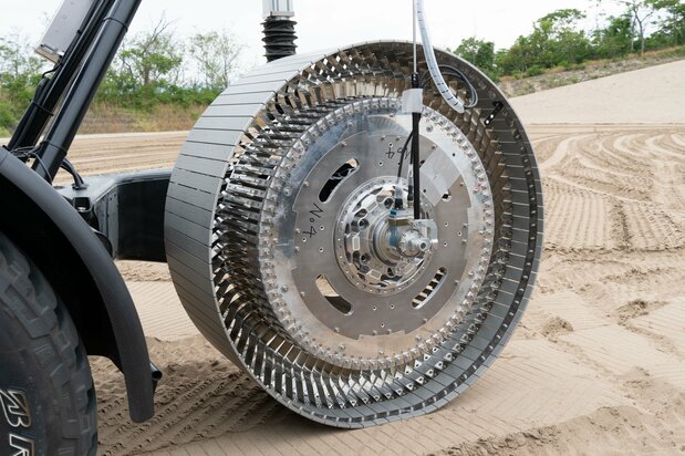 Un prototype de « pneus lunaires » développés par Bridgestone qui ne se bloquent pas dans le régolithe fin et poudreux qui recouvre la surface de la Lune. (© Akiyama Ayano)