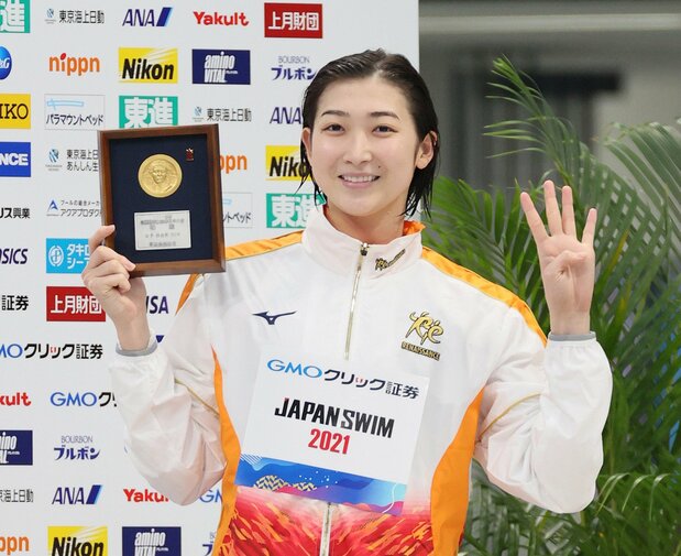 50m自由形でも優勝し、4冠達成を喜ぶ池江。2021年4月10日 時事