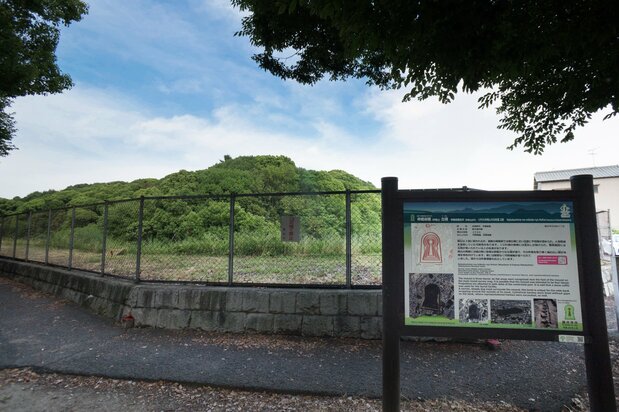 仲姫命陵古墳の北西にある案内板。古墳のサイズや歴史、言い伝えなどを紹介する