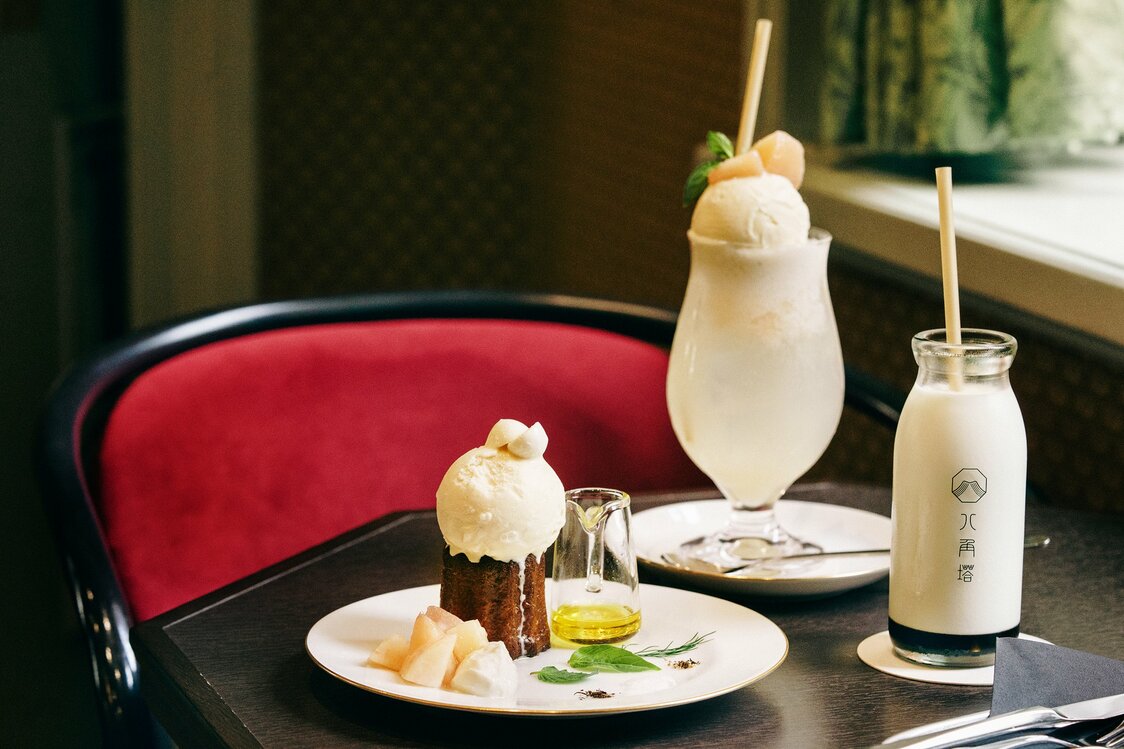 A seasonally peachy canelé and cream soda, plus Hakkakutō Coffee Milk. (© Kawaguchi Yōko)