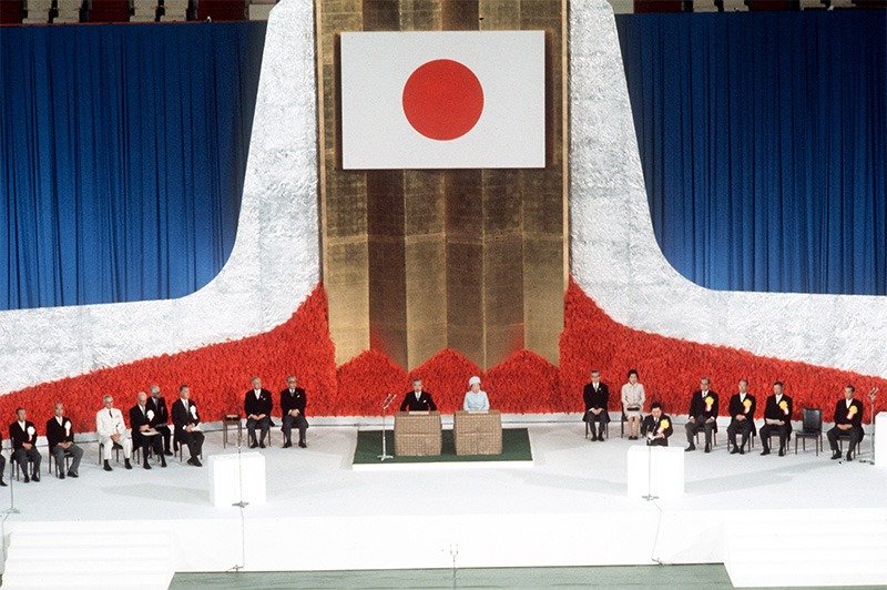 沖縄復帰記念式典（1972年5月、東京・日本武道館）に出席された昭和天皇（時事）。ついに沖縄訪問はかなわなかった