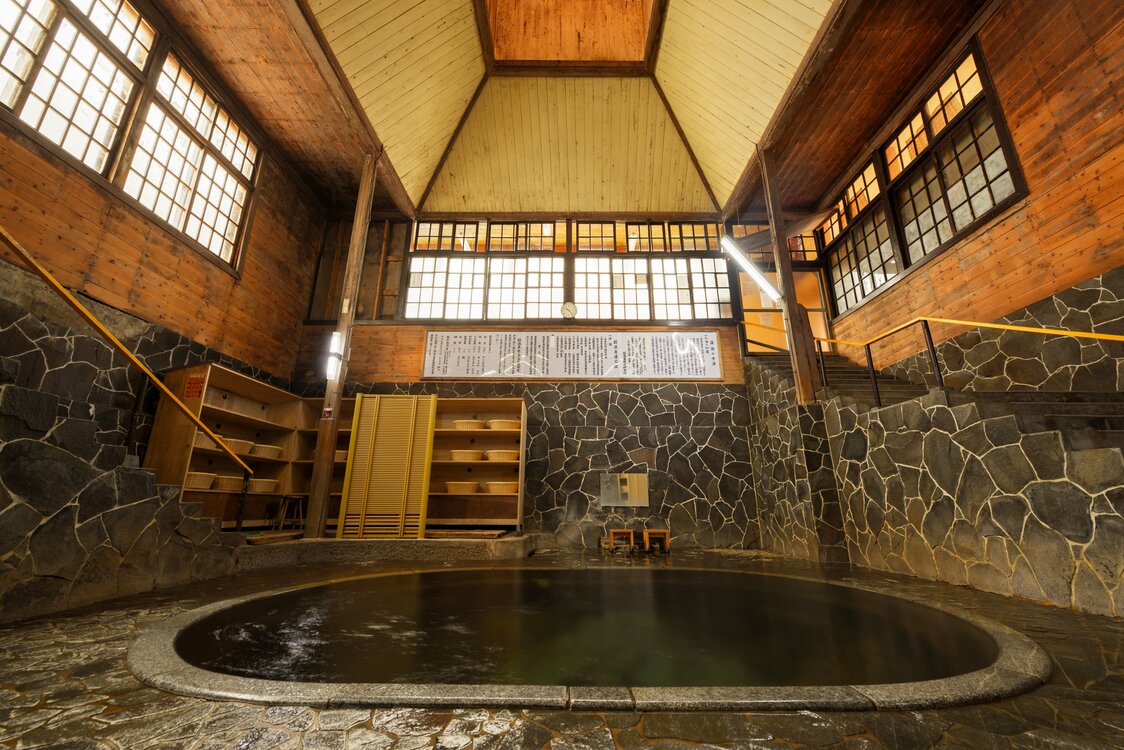 En el baño mixto para bañarse de pie también hay un tiempo específico para las mujeres. Fotografía cortesía de Fujisan Ryokan de Namari Onsen.