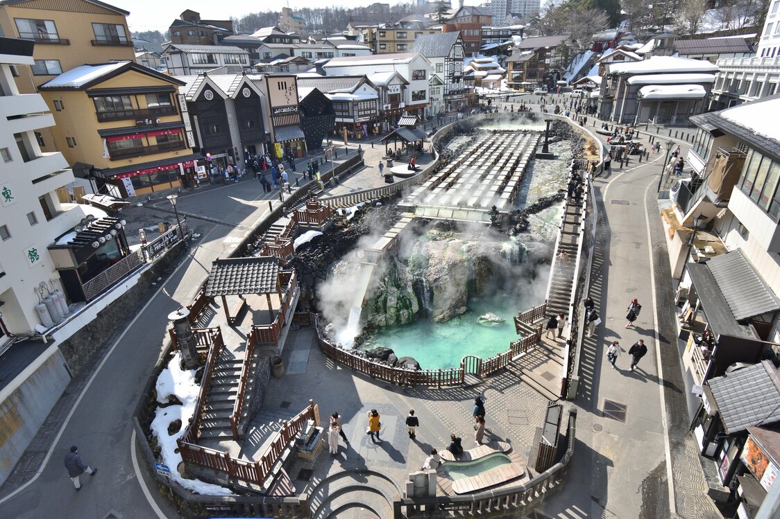 Yubatake, el símbolo de Kusatsu Onsen, se encuentra en el centro de la zona. Los visitantes pueden disfrutar allí de un paseo después de bañarse en las aguas termales en Kusatsu-machi, en la prefectura de Gunma. (Imagen por cortesía de la Asociación Turística de Kusatsu Onsen)