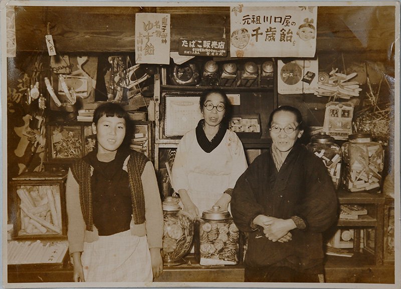 1954年的照片。左侧是内山雅代。中间是第12代店主安井千代