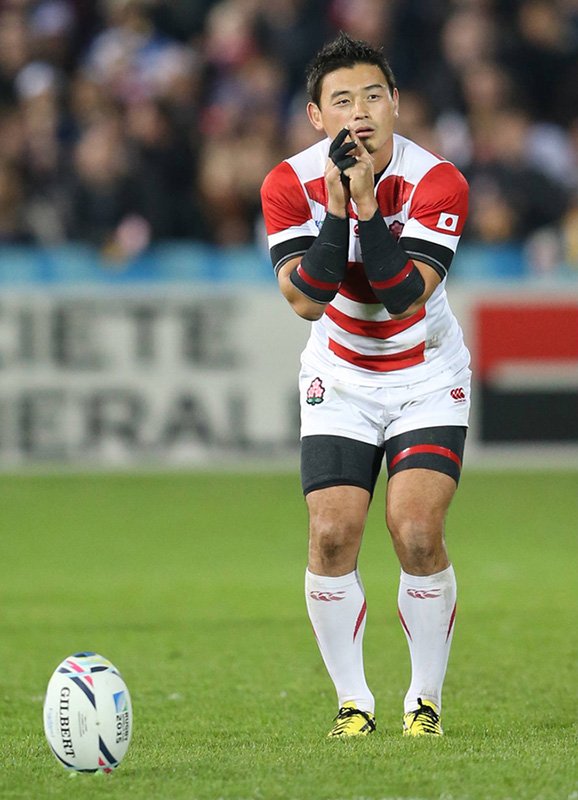 Japanese rugby star Gorōmaru Ayumu strikes his famous pose before attempting a goal kick in the October 11 match against the United States. (© Jiji)