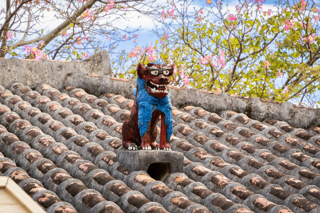 Los shīsā fabricados con yeso son originales y encantadores.
